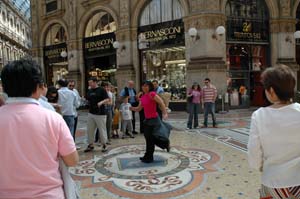 Galleria Vittorio Emanuele II Frau auf Wappen von Turin