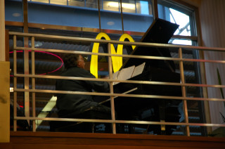 Klavierspieler im wohl exklusivte MC Donalds