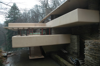 Wohnzimmer und Balkon über dem Wasserfall