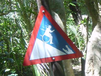 Warnschild im Krokopark
