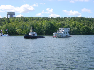Hausboot im Schlepptau